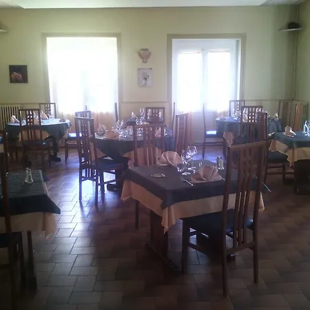 Hotel Logis Des Voyageurs Restaurant La Bonne Tabl'hay 2*