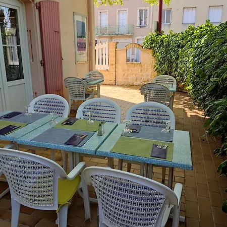 Hotel Logis Des Voyageurs Restaurant La Bonne Tabl'hay 2*