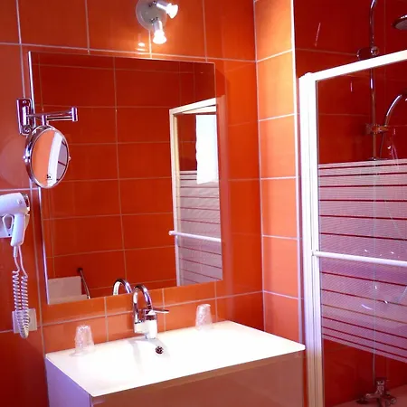 Logis Des Voyageurs Restaurant La Bonne Tabl'hay Hotel Livron-sur-Drome